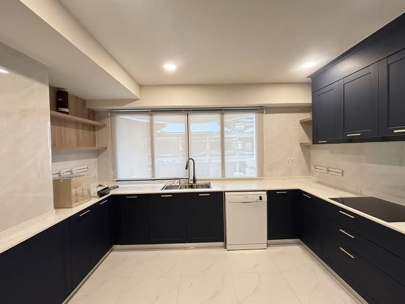 Royal Castle Sukhumvit, Bangkok, 30 Soi Sukhumvit 39, Khlongtoei Nua, Watthana, Bangkok, 3 Bedrooms, 190 sqm, Condo For Rent, by Kakar Holdings, 500261091 - DDproperty.com
