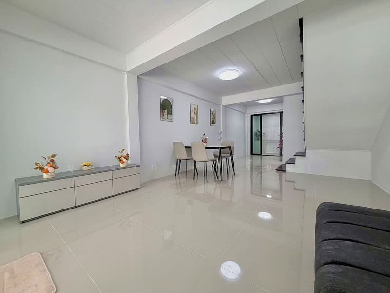 บ้านสวย ใจกลางเมืองนนทบุรี 3 ห้องนอน หมู่บ้านเรวดี 3 ซอยเรวดี 57 ใกล้กระทรวงสาธารณะสุข, นนทบุรี, ติวานนท์, ตลาดขวัญ, เมืองนนทบุรี, นนทบุรี, 120 ตร.ม., ทาวน์เฮ้าส์ ขาย, โดย บุษบากร (เจี๊ยบ), 500261643 - DDproperty.com