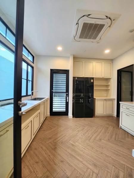 undefined, Bangkok, Praborommaharatchawang, Phra Nakhon, Bangkok, 4 Bedrooms, 302 sqm, Single Detached House For Rent, by Tanapat Sakonsontised, 500261749 - DDproperty.com