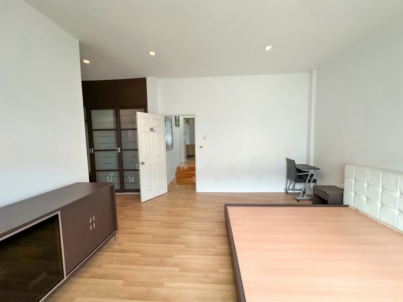 Euro Nova, Bangkok, Lat Krabang Rd, Lat Krabang, Lat Krabang, Bangkok, 3 Bedrooms, 261 sqm, Townhouse For Sale, by ปพณณัฏฐ์ บันลือชัยฤทธิ์, 500263035 - DDproperty.com