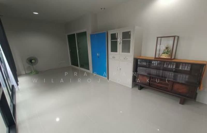 Wayra Biznet Romklao-Suvarnabhumi, Bangkok, 18-1 Romklao Road, Khlong Sam Prawet, Lat Krabang, Bangkok, 4 Bedrooms, 195 sqm, Townhouse For Sale, by Prapapan Wilairojvorakul, 500263355 - DDproperty.com