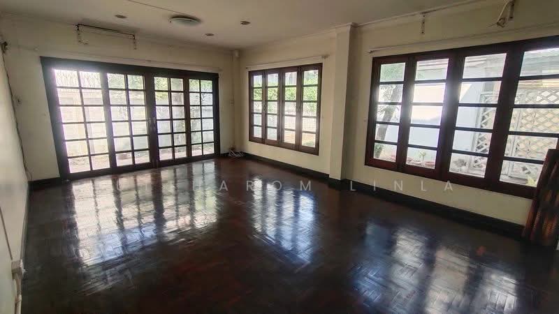 3-BR House, Bangkok, Phra Kanong Nua, Watthana, Bangkok, 3 Bedrooms, 250 sqm, Single Detached House For Sale, by Nuttharom Linla, 500263462 - DDproperty.com