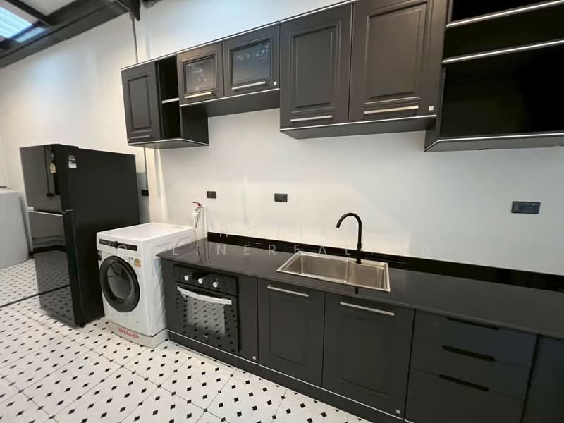 Baan Suan Charoenjai, Bangkok, Soi Ekkamai 12, Khlong Tan Nua, Watthana, Bangkok, 3 Bedrooms, 210 sqm, Semi-Detached House (Twin House) For Sale, by chotika onlinerealtor, 500264392 - DDproperty.com