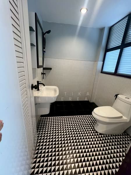 Baan Suan Charoenjai, Bangkok, Soi Ekkamai 12, Khlong Tan Nua, Watthana, Bangkok, 3 Bedrooms, 210 sqm, Semi-Detached House (Twin House) For Sale, by chotika onlinerealtor, 500264392 - DDproperty.com