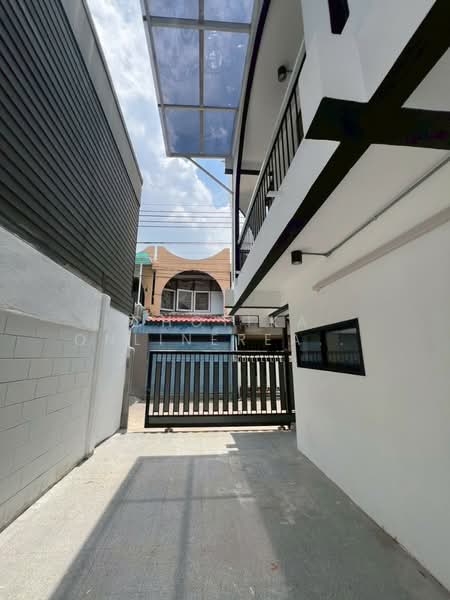 Baan Suan Charoenjai, Bangkok, Soi Ekkamai 12, Khlong Tan Nua, Watthana, Bangkok, 3 Bedrooms, 210 sqm, Semi-Detached House (Twin House) For Sale, by chotika onlinerealtor, 500264392 - DDproperty.com