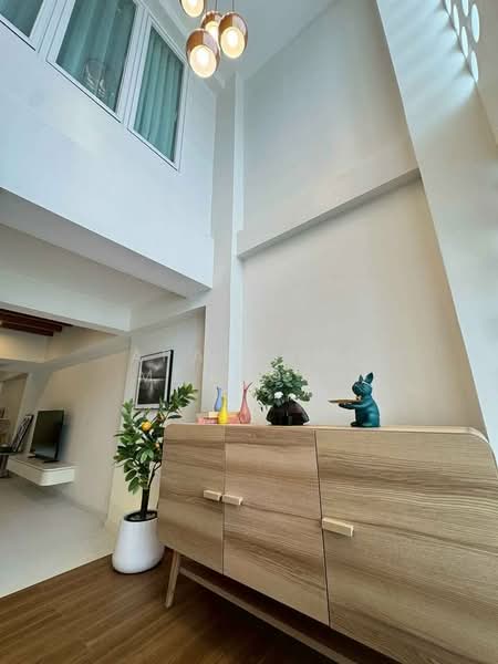 Khlongtan Nivet, Bangkok, 20 Soi Pridi Banomyong 42, Khlong Tan Nua, Watthana, Bangkok, 2 Bedrooms, 170 sqm, Townhouse For Sale, by Aparasmi Mengoon, 500264640 - DDproperty.com