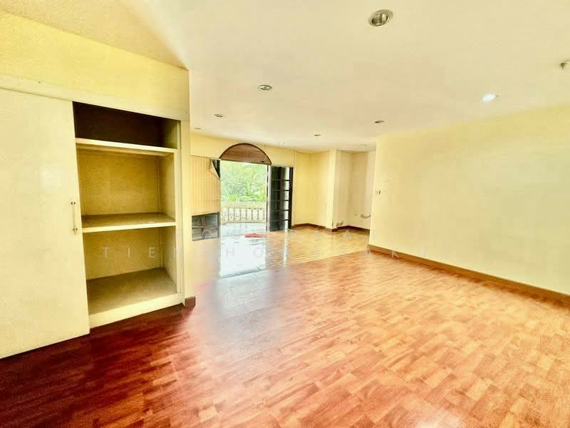 6-BR House, Bangkok, Samsen Nok, Huai Khwang, Bangkok, 6 Bedrooms, 600 sqm, Single Detached House For Sale, by Poomphat Tienthongsakul, 500264966 - DDproperty.com