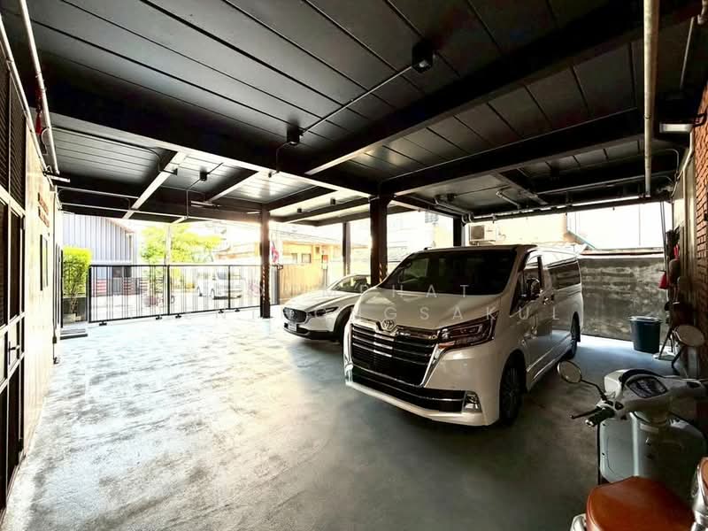 3-BR House, Bangkok, Bang Phlat, Bang Phlat, Bangkok, 3 Bedrooms, 340 sqm, Single Detached House For Sale, by Poomphat Tienthongsakul, 500264998 - DDproperty.com