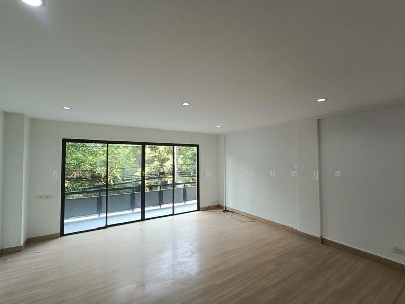 Areeya Mandarina Ratchada-Sutthisarn, Bangkok, Suthisan Winitchai Road, Samsen Nok, Huai Khwang, Bangkok, 4 Bedrooms, 270 sqm, Townhouse For Sale, by คุณนพพล อภินนท์กูล, 500265263 - DDproperty.com
