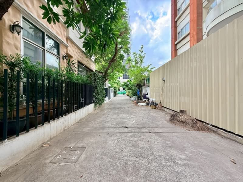 House in Compound, Bangkok, Khlong Toei, Khlong Toei, Bangkok, 3 Bedrooms, 260 sqm, Single Detached House For Rent, by Bangkok Residential, 500266249 - DDproperty.com