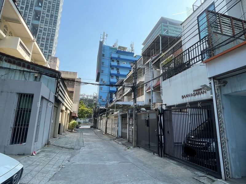 3-BR Townhouse, Bangkok, Silom, Bang Rak, Bangkok, 3 Bedrooms, 200 sqm, Townhouse For Rent, by Boonraksa Sopak, 500266788 - DDproperty.com