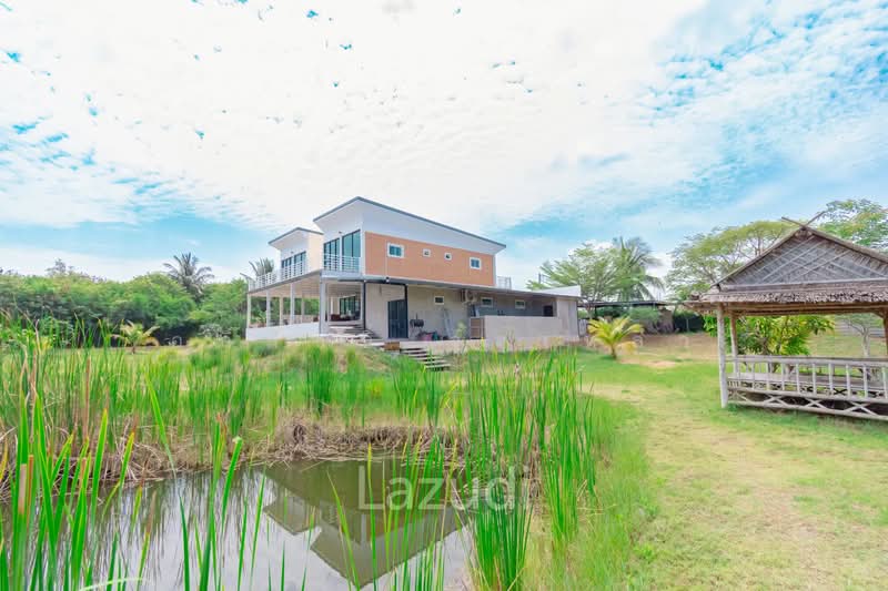 Private Modern Loft Container Home (Thap Tai), Prachuap Khiri Khan, Wang-Pong, Pran Buri, Prachuap Khiri Khan, 4 Bedrooms, 300 sqm, Single Detached House For Sale, by Apisit Junlao, 500266983 - DDproperty.com