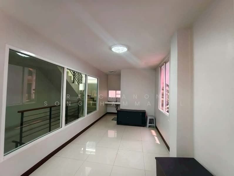 RK Biz Center Motorway - Airportlink, Bangkok, Motorway Road, Khlong Song Ton Nun, Lat Krabang, Bangkok, 5 Bedrooms, 377 sqm, Townhouse For Rent, by Ratchanon Songthammakul, 500267565 - DDproperty.com