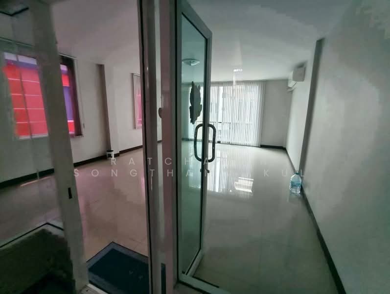 RK Biz Center Motorway - Airportlink, Bangkok, Motorway Road, Khlong Song Ton Nun, Lat Krabang, Bangkok, 5 Bedrooms, 377 sqm, Townhouse For Rent, by Ratchanon Songthammakul, 500267565 - DDproperty.com