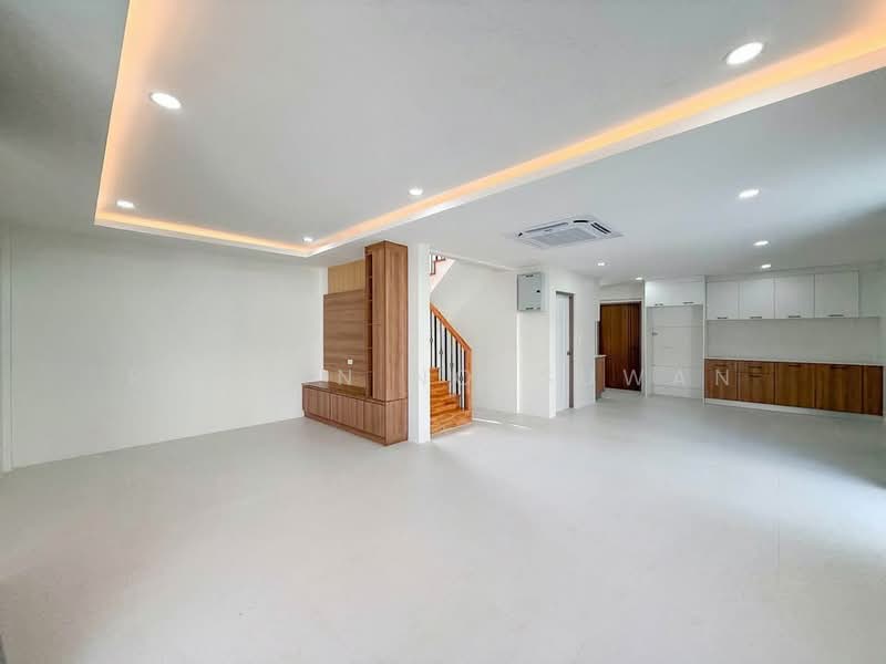 Urgent sale! Luxury pool villa in a prime location in Chalong, within a gated community. 4 bedrooms,, Phuket, Chalong, Muang Phuket, Phuket, 4 Bedrooms, 279 sqm, Villa For Sale, by Rachen Nopsuwan, 500268260 - DDproperty.com