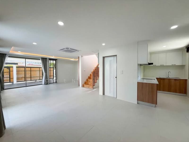 Urgent sale! Luxury pool villa in a prime location in Chalong, within a gated community. 4 bedrooms,, Phuket, Chalong, Muang Phuket, Phuket, 4 Bedrooms, 279 sqm, Villa For Sale, by Rachen Nopsuwan, 500268260 - DDproperty.com