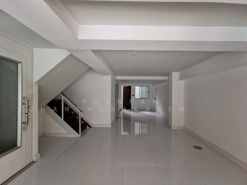 3-BR House, Bangkok, Khlong Toei, Khlong Toei, Bangkok, 3 Bedrooms, 440 sqm, Single Detached House For Rent, by Pornpan Chantharakasemchai, 500268427 - DDproperty.com