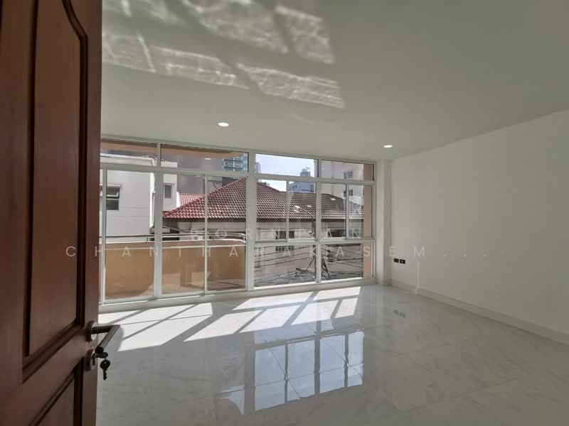 3-BR House, Bangkok, Khlong Toei, Khlong Toei, Bangkok, 3 Bedrooms, 440 sqm, Single Detached House For Rent, by Pornpan Chantharakasemchai, 500268427 - DDproperty.com