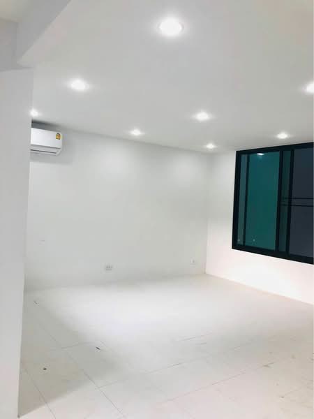 5-BR Townhouse, Bangkok, Khlong Tan Nua, Watthana, Bangkok, 5 Bedrooms, 200 sqm, Townhouse For Rent, by Jakree Buajatturat, 500268721 - DDproperty.com
