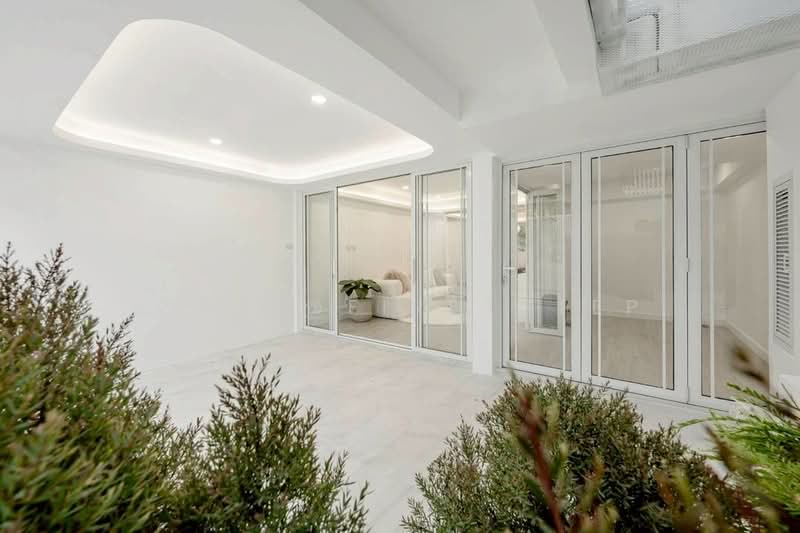 Beautiful 3-Storey Townhome Thonglor area, Newly renovated, Near BTS Thonglor, Bangkok, Soi Pridi Banomyong 42, Khlong Tan Nua, Watthana, Bangkok, 4 Bedrooms, 250 sqm, Townhouse For Sale, by LINE @firststep, 500269160 - DDproperty.com