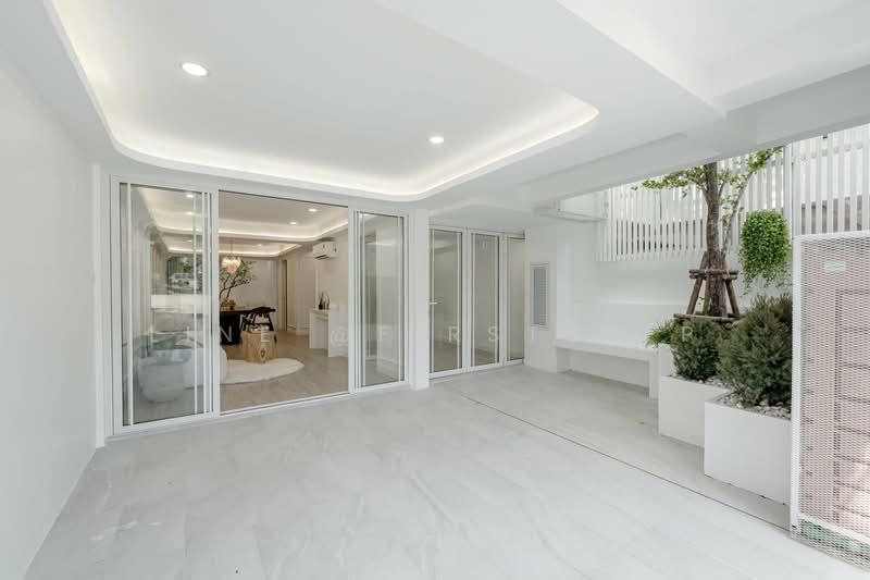 Beautiful 3-Storey Townhome Thonglor area, Newly renovated, Near BTS Thonglor, Bangkok, Soi Pridi Banomyong 42, Khlong Tan Nua, Watthana, Bangkok, 4 Bedrooms, 250 sqm, Townhouse For Sale, by LINE @firststep, 500269160 - DDproperty.com