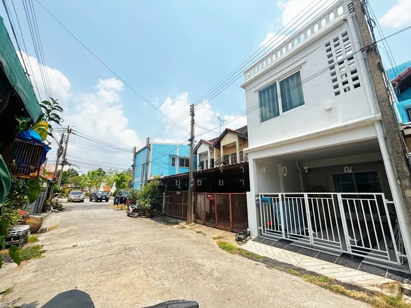 ขาย - ทาวน์เฮ้าส์ 3 ชั้น เนื้อที่ 16 ตร.ว. บ้านรีโนเวทใหม่ ซอยวัดป่ากลางทุ่ง ต.บางขะแยง อ.เมือง จ.ปทุมธานี, ปทุมธานี