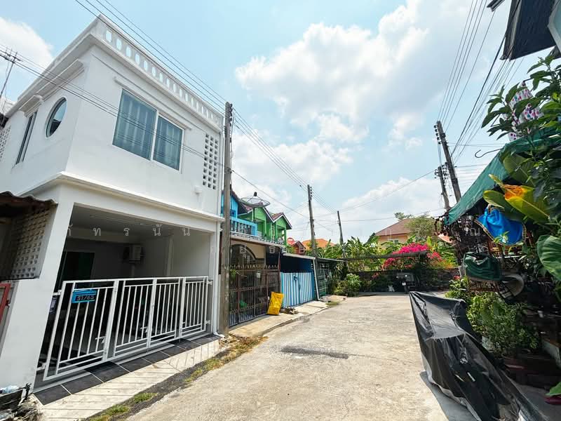 For Sale - ทาวน์เฮ้าส์ 3 ชั้น เนื้อที่ 16 ตร.ว. บ้านรีโนเวทใหม่ ซอยวัดป่ากลางทุ่ง ต.บางขะแยง อ.เมือง จ.ปทุมธานี, Pathum Thani