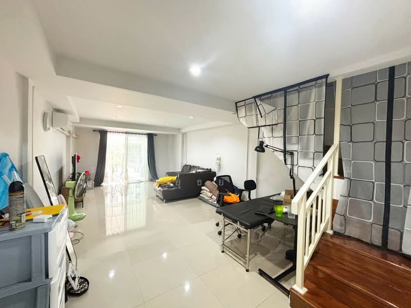ขาย - ทาวน์เฮ้าส์ 3 ชั้น เนื้อที่ 16 ตร.ว. บ้านรีโนเวทใหม่ ซอยวัดป่ากลางทุ่ง ต.บางขะแยง อ.เมือง จ.ปทุมธานี, ปทุมธานี