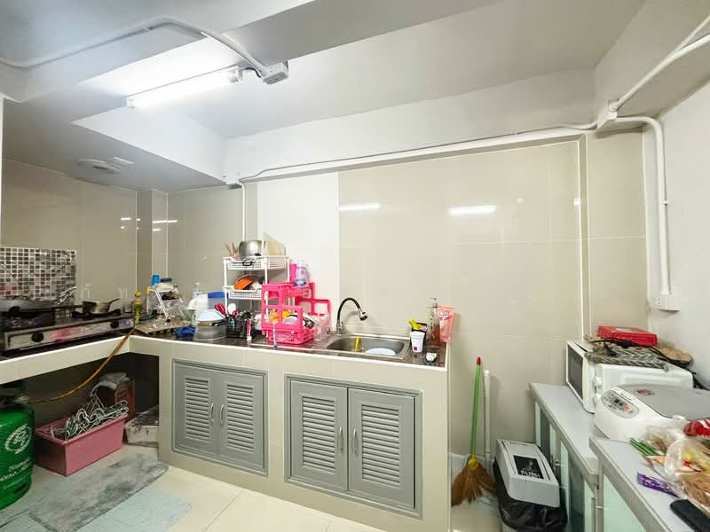 ขาย - ทาวน์เฮ้าส์ 3 ชั้น เนื้อที่ 16 ตร.ว. บ้านรีโนเวทใหม่ ซอยวัดป่ากลางทุ่ง ต.บางขะแยง อ.เมือง จ.ปทุมธานี, ปทุมธานี