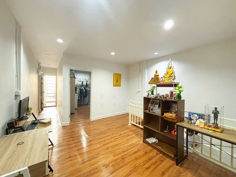 For Sale - ทาวน์เฮ้าส์ 3 ชั้น เนื้อที่ 16 ตร.ว. บ้านรีโนเวทใหม่ ซอยวัดป่ากลางทุ่ง ต.บางขะแยง อ.เมือง จ.ปทุมธานี, Pathum Thani