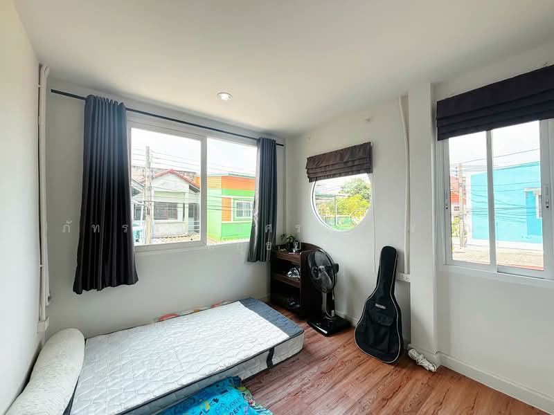 For Sale - ทาวน์เฮ้าส์ 3 ชั้น เนื้อที่ 16 ตร.ว. บ้านรีโนเวทใหม่ ซอยวัดป่ากลางทุ่ง ต.บางขะแยง อ.เมือง จ.ปทุมธานี, Pathum Thani
