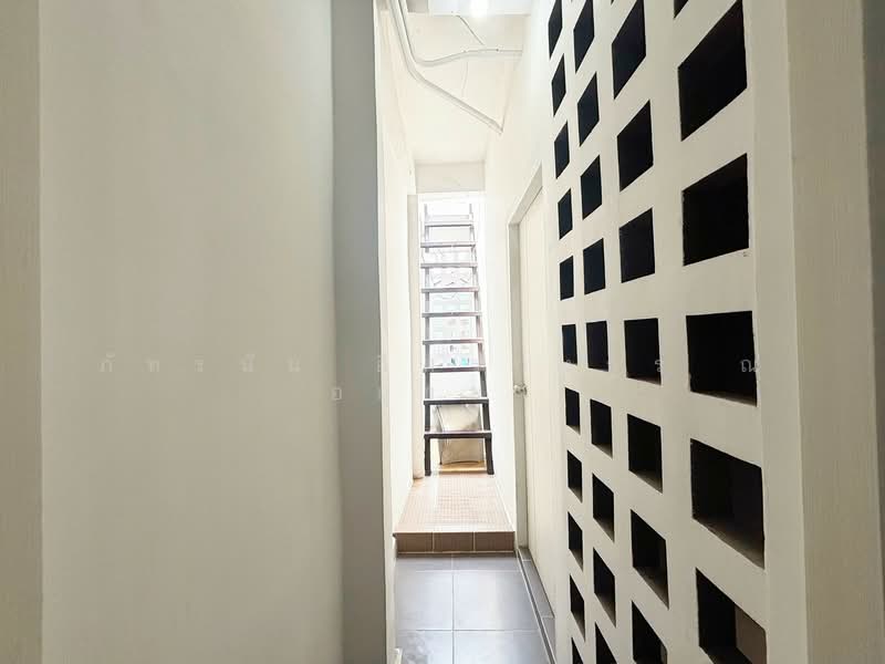 For Sale - ทาวน์เฮ้าส์ 3 ชั้น เนื้อที่ 16 ตร.ว. บ้านรีโนเวทใหม่ ซอยวัดป่ากลางทุ่ง ต.บางขะแยง อ.เมือง จ.ปทุมธานี, Pathum Thani