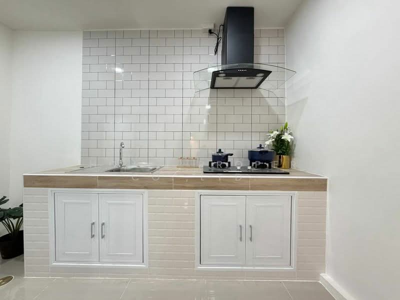 Minimalist townhome for sale in Rung Amorn Villa, Sriracha., Chon Buri (Pattaya), Thung Suk La, Si Racha, Chon Buri (Pattaya), 2 Bedrooms, 100 sqm, Townhouse For Sale, by A House Property Co.,Ltd., 500269230 - DDproperty.com