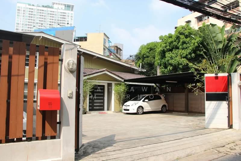 6-BR House, Bangkok, Jom Phon, Chatuchak, Bangkok, 6 Bedrooms, 450 sqm, Single Detached House For Sale, by Napatsawan Tamjorhor, 500270286 - DDproperty.com