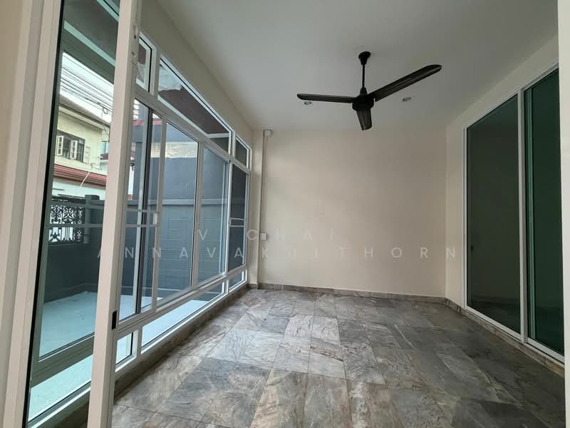 5-BR Townhouse, Bangkok, Phra Kanong, Khlong Toei, Bangkok, 5 Bedrooms, 400 sqm, Townhouse For Rent, by Vichai  Annavakulthorn, 500270454 - DDproperty.com