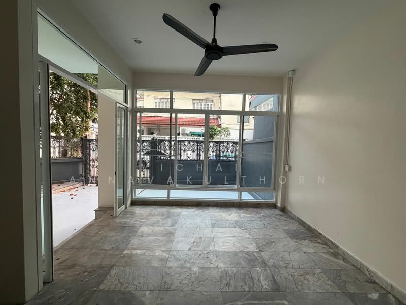 5-BR Townhouse, Bangkok, Phra Kanong, Khlong Toei, Bangkok, 5 Bedrooms, 400 sqm, Townhouse For Rent, by Vichai  Annavakulthorn, 500270454 - DDproperty.com