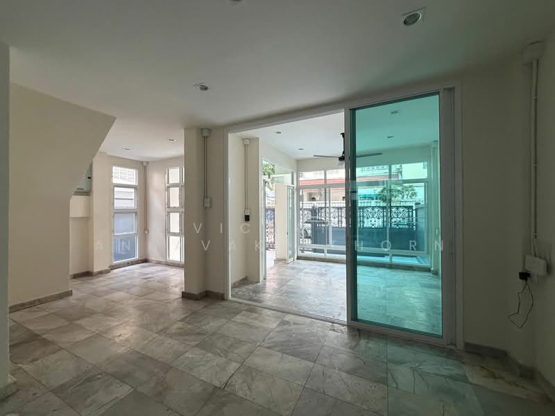 5-BR Townhouse, Bangkok, Phra Kanong, Khlong Toei, Bangkok, 5 Bedrooms, 400 sqm, Townhouse For Rent, by Vichai  Annavakulthorn, 500270454 - DDproperty.com