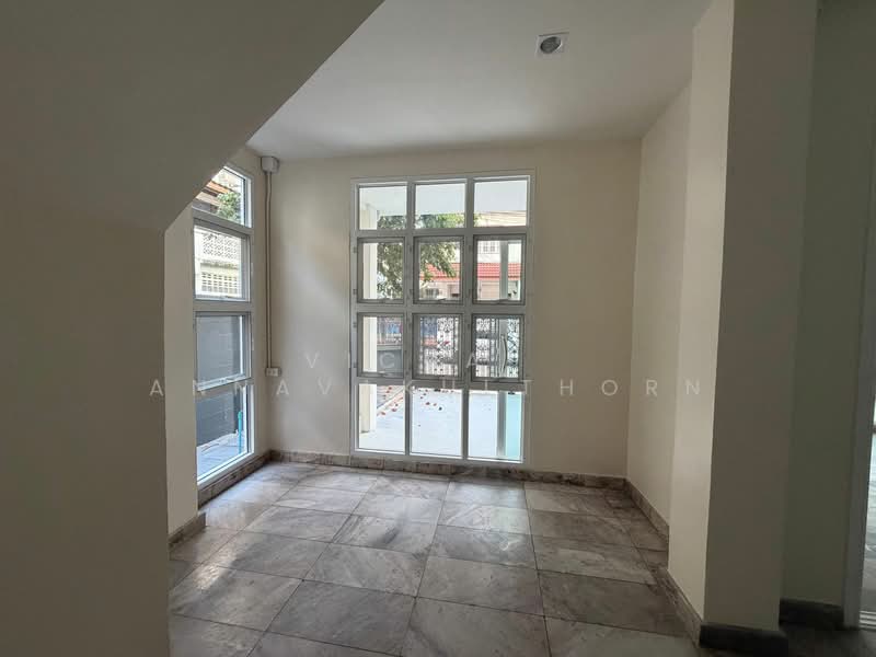 5-BR Townhouse, Bangkok, Phra Kanong, Khlong Toei, Bangkok, 5 Bedrooms, 400 sqm, Townhouse For Rent, by Vichai  Annavakulthorn, 500270454 - DDproperty.com