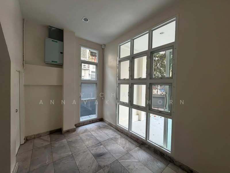 5-BR Townhouse, Bangkok, Phra Kanong, Khlong Toei, Bangkok, 5 Bedrooms, 400 sqm, Townhouse For Rent, by Vichai  Annavakulthorn, 500270454 - DDproperty.com