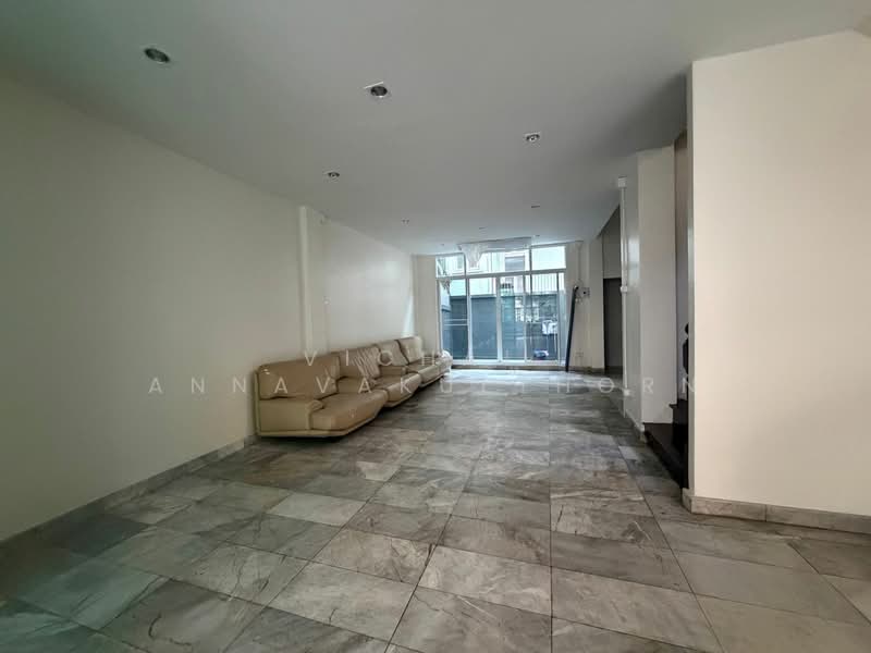 5-BR Townhouse, Bangkok, Phra Kanong, Khlong Toei, Bangkok, 5 Bedrooms, 400 sqm, Townhouse For Rent, by Vichai  Annavakulthorn, 500270454 - DDproperty.com