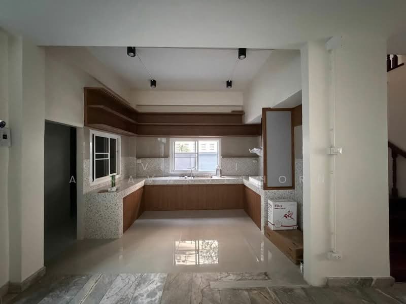 5-BR Townhouse, Bangkok, Phra Kanong, Khlong Toei, Bangkok, 5 Bedrooms, 400 sqm, Townhouse For Rent, by Vichai  Annavakulthorn, 500270454 - DDproperty.com