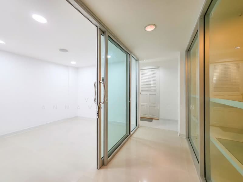 5-BR Townhouse, Bangkok, Phra Kanong, Khlong Toei, Bangkok, 5 Bedrooms, 200 sqm, Townhouse For Rent, by Vichai  Annavakulthorn, 500270761 - DDproperty.com