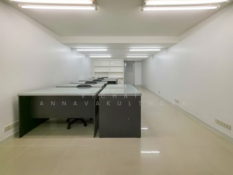 5-BR Townhouse, Bangkok, Phra Kanong, Khlong Toei, Bangkok, 5 Bedrooms, 200 sqm, Townhouse For Rent, by Vichai  Annavakulthorn, 500270761 - DDproperty.com