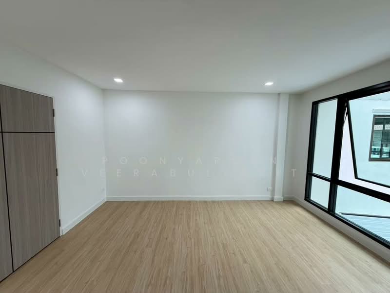 หมู่บ้านสราญรมย์ ซอยประเสริฐมนูกิจ 42, กรุงเทพ, ประเสริฐมนูกิจ, นวมินทร์, บึงกุ่ม, กรุงเทพ, 200 ตร.ม., ทาวน์เฮ้าส์ ขาย, โดย Poonyaporn Veerabulyarit, 500271116 - DDproperty.com