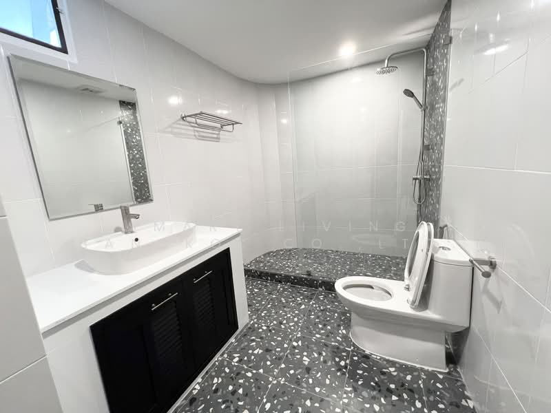 Oriental Towers, Bangkok, 25 Soi Ekkamai 12, Ekkamai Road, Khlong Tan Nua, Watthana, Bangkok, 4 Bedrooms, 458 sqm, Condo For Sale, by Smart Living Bangkok Co.,Ltd., 500271519 - DDproperty.com