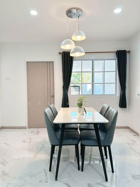 ให้เช่าบ้านเดี่ยวรีโนเวทใหม่ ม.คลาสสิคโฮม ไร่กล้วย ศรีราชา, Chon Buri (Pattaya), Surasak, Si Racha, Chon Buri (Pattaya), 4 Bedrooms, 150 sqm, Single Detached House For Rent, by Dusit Saengfa, 500271562 - DDproperty.com