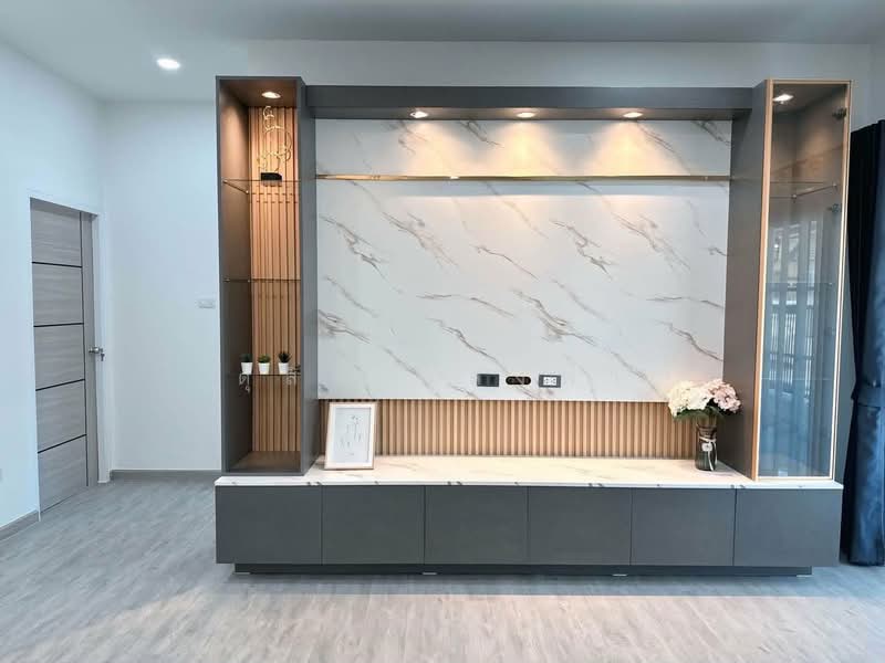 ให้เช่าบ้านเดี่ยวรีโนเวทใหม่ ม.คลาสสิคโฮม ไร่กล้วย ศรีราชา, Chon Buri (Pattaya), Surasak, Si Racha, Chon Buri (Pattaya), 4 Bedrooms, 150 sqm, Single Detached House For Rent, by Dusit Saengfa, 500271562 - DDproperty.com