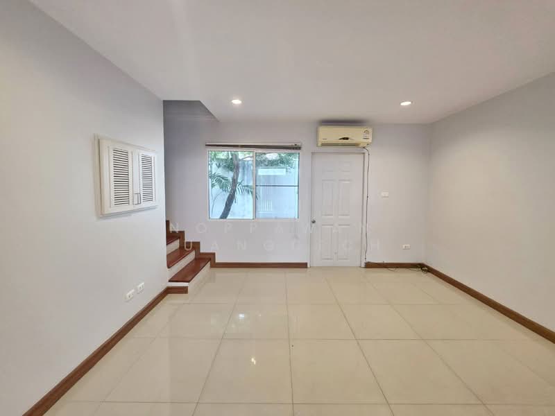ให้เช่า ทาวน์โฮม 3 ชั้น ถนนสุทธิสาร ใกล้ MRT สุทธิสาร 1 กม, Bangkok, Samsen Nok, Huai Khwang, Bangkok, 3 Bedrooms, 120 sqm, Townhouse For Rent, by Noppawan Ruangdech, 500271621 - DDproperty.com