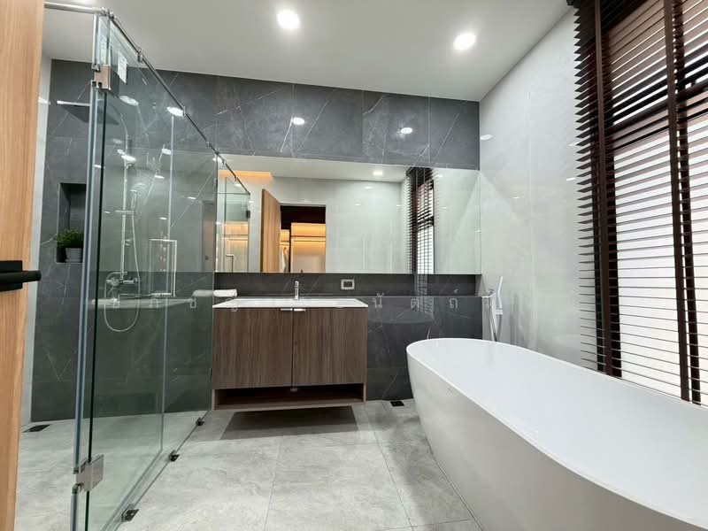 ปรีชา รามคำแหง-กรุงเทพกรีฑา, Bangkok, Khlong Song Ton Nun, Lat Krabang, Bangkok, 4 Bedrooms, 400 sqm, Single Detached House For Sale, by ปภัชญา ธนัตถ์ภรณ์, 500272118 - DDproperty.com