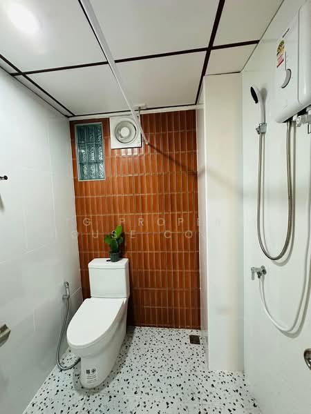 For Rent - NG359 ให้เช่าบ้านบ้านพร้อม เพิ่งรีโนเวท ใหม่ ซอย เสรีไทย 57 ขนาดที่ดิน 100 ตรว., Bangkok